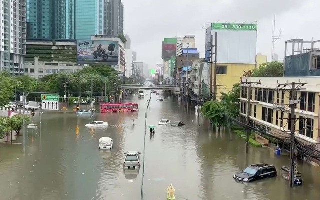 Bangkok tuyên bố tình trạng thảm hoạ: Cảnh tượng không tưởng ở thủ đô Thái Lan những ngày qua