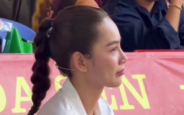 Hoa hậu ngồi sụp xuống bật khóc: "Tôi đau đớn xé lòng"