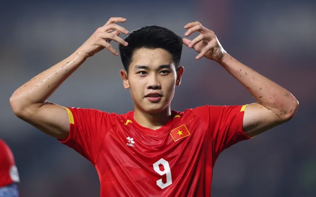 Trang chủ FIFA ấn tượng với Đình Bắc, dành lời khen cho "lá chắn thép" tuyển Việt Nam