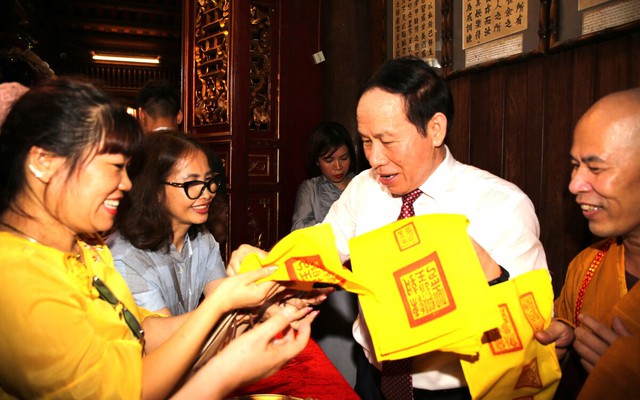Vạn người xếp hàng chờ nhận ấn thiêng Đền Kiếp Bạc tại lễ hội mùa Thu 2026