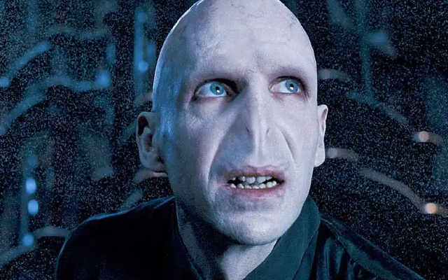 Giải mã bí ẩn Chúa tể Voldemort: Vì sao "Kẻ mà ai cũng biết là ai đấy" lại không có mũi?