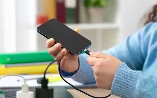 Lời khuyên cho những người thường xuyên sạc điện thoại đến 100%