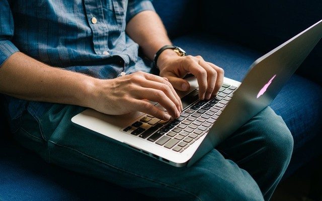 Lời khuyên cho những người hay có thói quen đặt laptop lên đùi