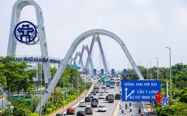 Biển báo khoảng cách trên cầu Nhật Tân để nhắc nhở chứ không phải để phạt tài xế