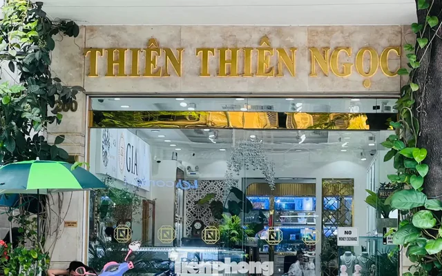 Tiệm kim cương mở cửa, khách bán chờ cả năm mới được nhận tiền