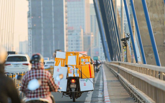 Hình ảnh cầu Nhật Tân sau khi tháo loạt biển báo khoảng cách vừa lắp