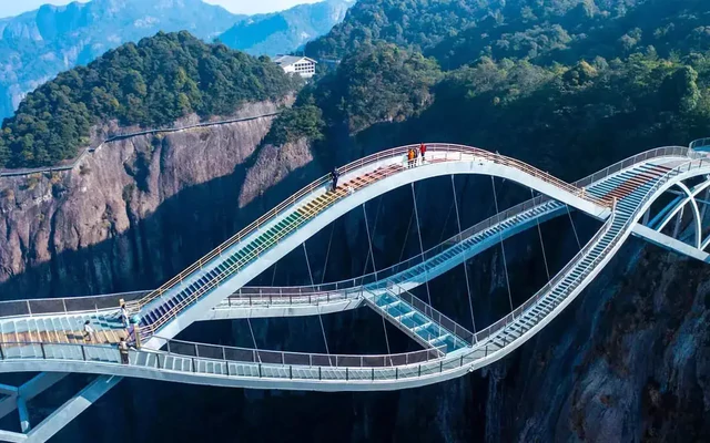 Tên là cầu Như Ý nhưng nhìn đã thấy thót tim