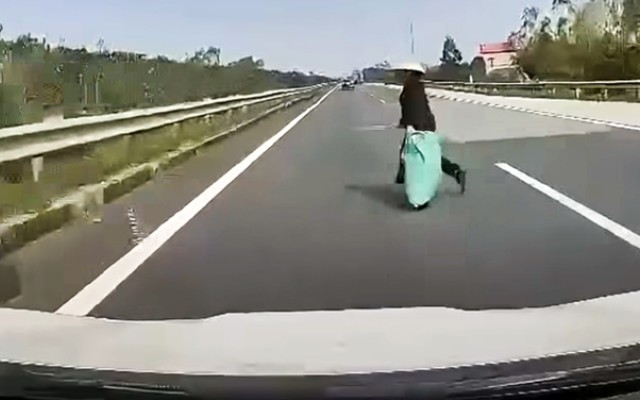 Người đi bộ vào cao tốc bị tông tử vong, tài xế có phải chịu trách nhiệm?