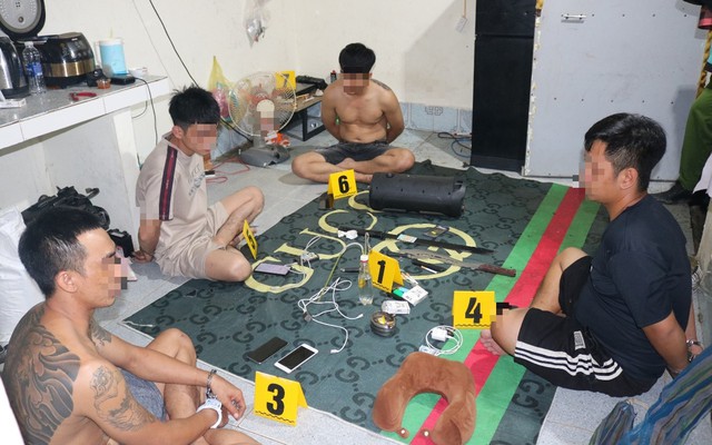 Công an kiểm tra nhà trọ lúc 21 giờ 30 phút, tạm giữ hình sự Trần Minh Tài 25 tuổi và 3 người khác