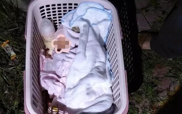 Bé gái bị bỏ lại bên đường lúc rạng sáng cùng lá thư xin lỗi của mẹ