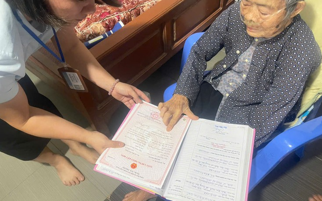 Đến tận nhà hỗ trợ cụ ông 92 tuổi đăng ký kết hôn