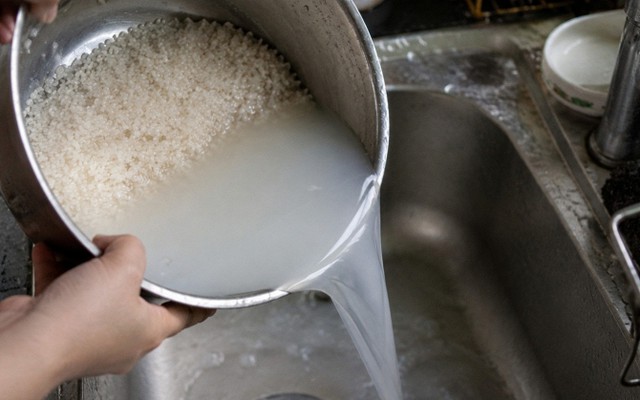Vì sao nên vo gạo chắt nước rồi "bôi khắp nhà"?