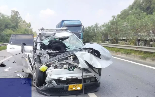 Xe con vỡ nát sau khi đâm đuôi xe đầu kéo trên cao tốc Nội Bài - Lào Cai