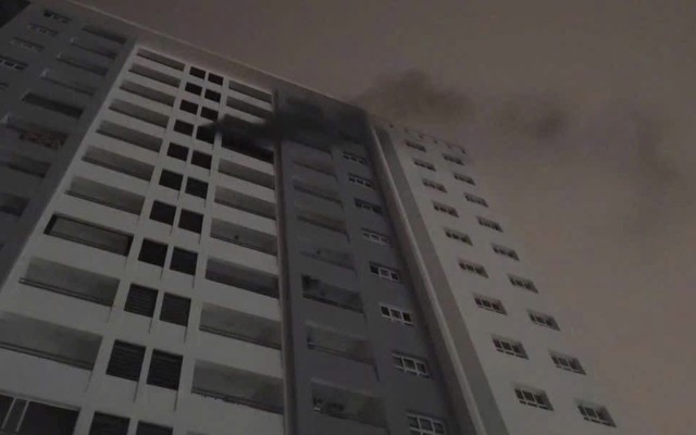 Cháy lớn ở tầng 11 chung cư Conic Boulevard, hàng trăm cư dân hô hoán ôm đồ đạc tháo chạy
