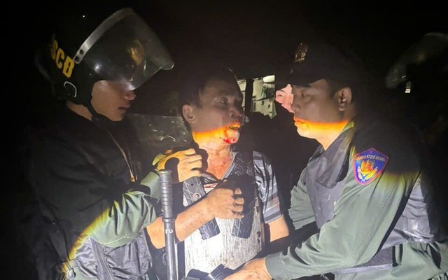 Người đàn ông mặc áo giáp tự chế, dùng dao tấn công hai cán bộ công an