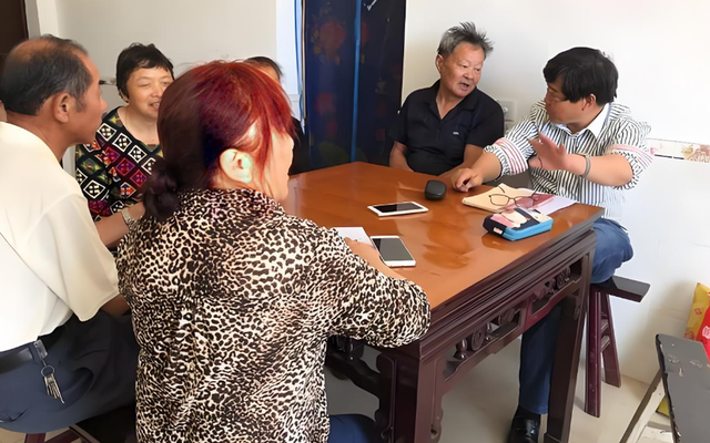 20 năm tôi bỏ cả tuổi xuân chăm bố mẹ, đến ngày ông bà mất, 2 em trai quay về nói một câu khiến tôi bật khóc