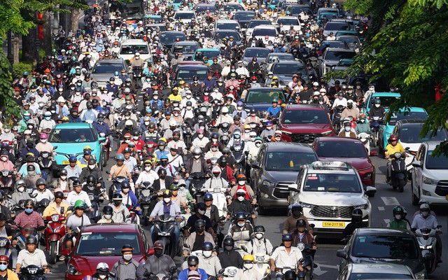 Hà Nội và TP.HCM trở lại làm việc sau 5 ngày nghỉ lễ: Đường phố ken đặc, xe cộ nhích từng mét