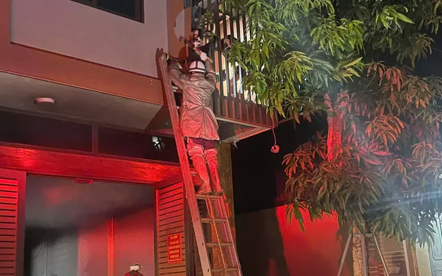 Hà Nội: Cảnh sát phá 'chuồng cọp', giải cứu 2 người mắc kẹt trong ngôi nhà 6 tầng bị cháy