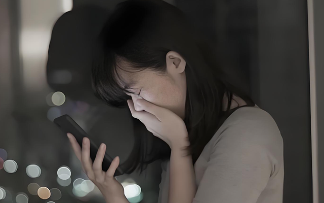 Con gái mượn điện thoại bố xem YouTube, tôi mở giúp rồi lặng người khi phát hiện một chuyến đi của chồng cách đây vài ngày