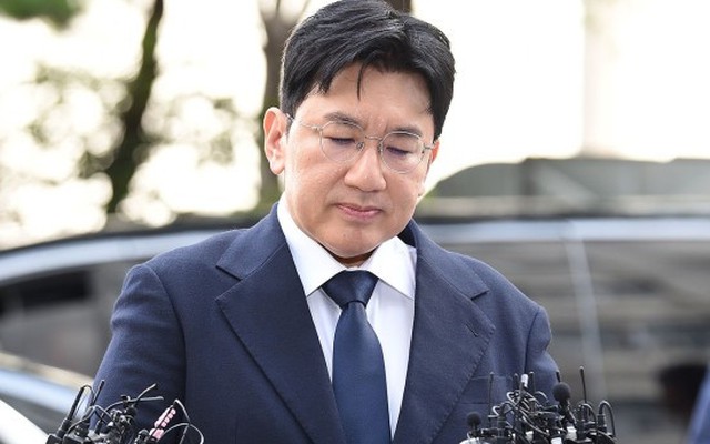 Căng: "Cha đẻ BTS" bị truy tố hình sự vì số tiền 5.000 tỷ đồng, Interpol truy nã đỏ 1 cựu giám đốc HYBE đã bỏ trốn