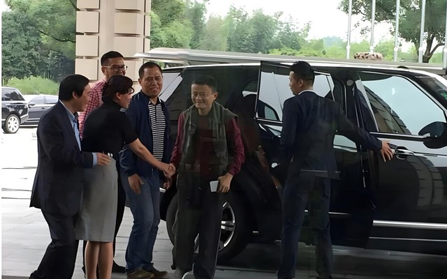 Đi họp lớp nhưng sợ bạn tự ti, Jack Ma để chiếc Maybach 42 tỷ đồng ở nhà, chọn lái chiếc Land Rover "bình dân" hơn nhiều