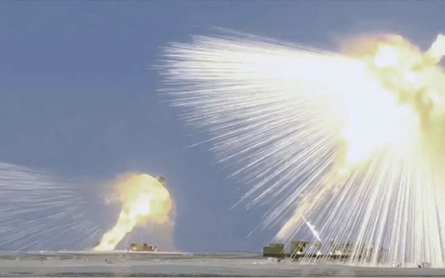 Pháo phóng loạt tầm xa nhất thế giới của Trung Quốc bắn "mưa thép"