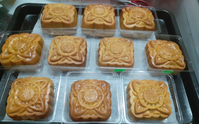 Mang 10 chiếc bánh trung thu tự làm về ra mắt nhà bạn trai, tôi nóng ran mặt khi bà nội anh cắt thử rồi phán một câu đau điếng