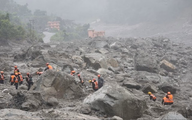 Cuộc chạy đua tìm 42 người dưới lòng núi Nepal: Hy vọng đặt vào “vùng sống sót” trong công trình ngầm 11 tầng