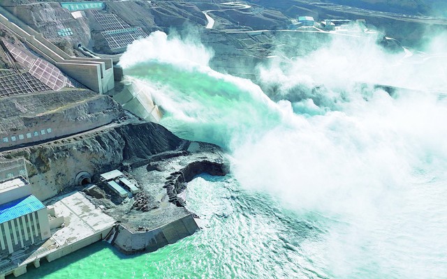 Đập thuỷ điện cao bằng toà nhà 80 tầng, công suất 750.000 kW hoàn thành, sản xuất gần 1,9 tỷ kWh điện/năm, xác lập một kỷ lục thế giới