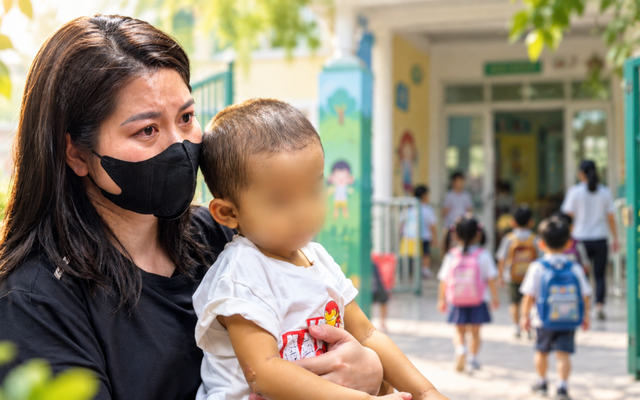 Những đứa trẻ bị kỳ thị vì màu sắc da 'lạ': Bác sĩ phải gọi điện thuyết phục hiệu trưởng