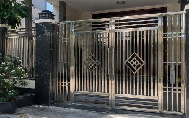 Tại sao ngày càng nhiều gia đình không làm cổng inox? Hóa ra 2 kiểu cổng này khiến mặt tiền đẹp, hiện đại hơn