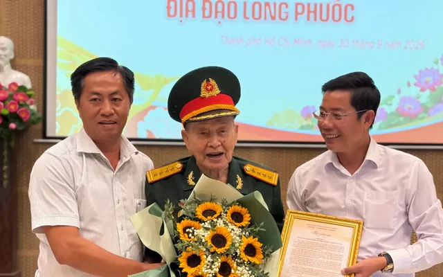 Đại tá Tư Cang tặng hai khẩu súng kỷ vật chiến tranh cho Bảo tàng