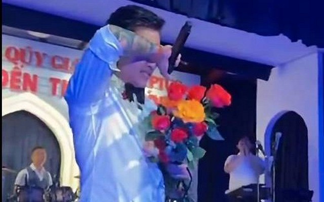 Tuấn Hưng khóc nghẹn ngào trên sân khấu sau khi mang 3 con sang Mỹ sống