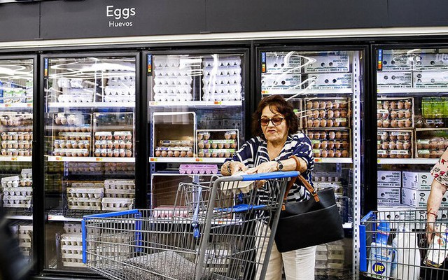 Vì sao siêu thị Mỹ luôn để trứng trong tủ lạnh, còn Việt Nam lại để ngoài kệ?