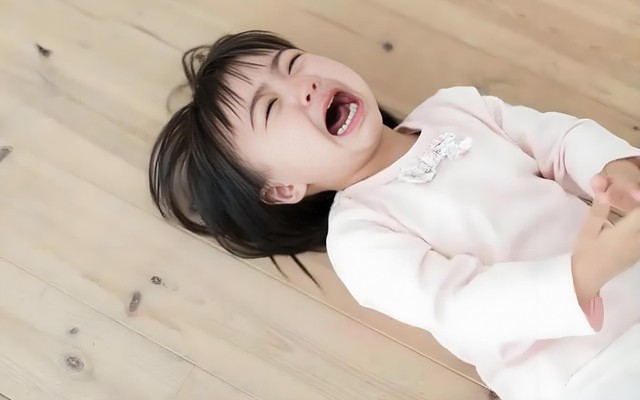 Vì sao trẻ càng lớn càng dễ nổi cáu với chính những người thân thiết nhất?
