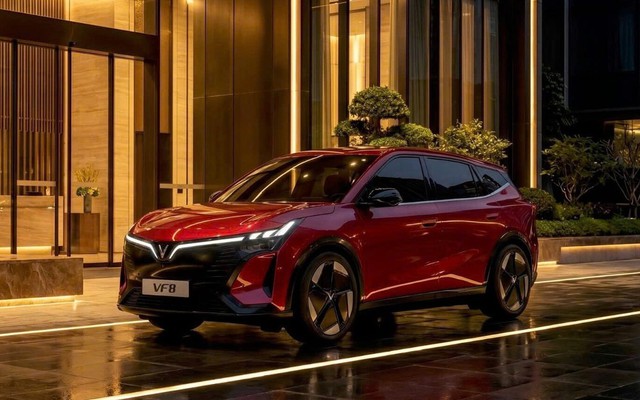 Tin xe 5/9: VinFast VF 8 Premium lộ diện, Geely Monjaro chạy điện 130 km