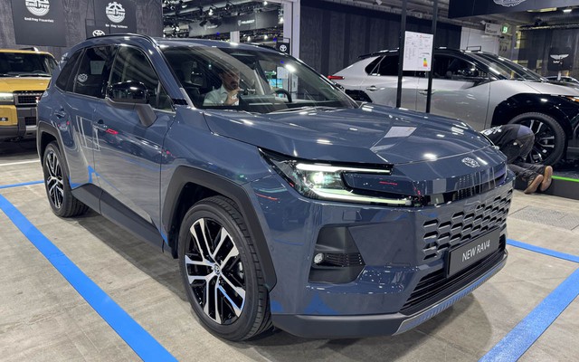 SUV Toyota bán chạy nhất thế giới "cháy hàng" chưa từng có: Khách phải chờ nửa năm