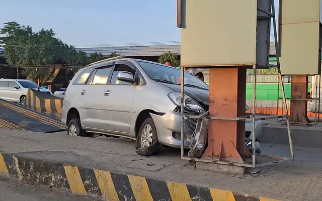 Ô tô chở 6 người mất lái đâm trạm thu phí cao tốc TPHCM - Trung Lương