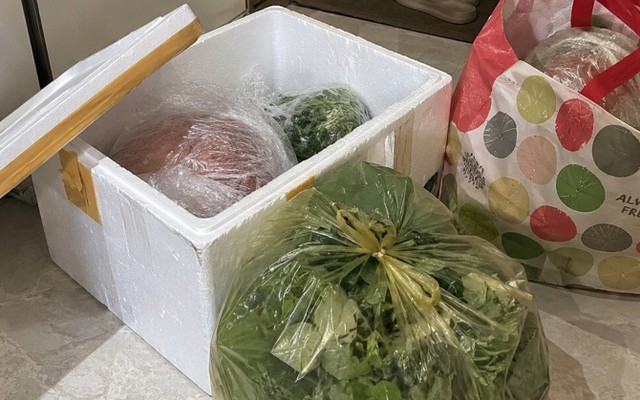 Chồng tôi bảo không được mở túi mẹ gửi lên, nhưng chính câu nói ấy đã thôi thúc tôi tìm ra sự thật