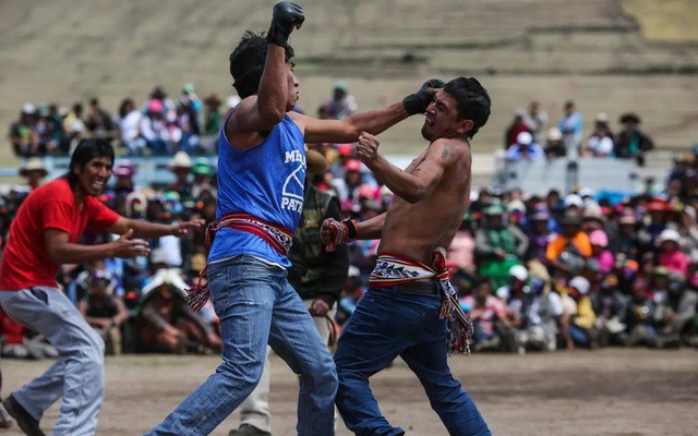 Độc đáo tục cuối năm 'đánh một trận' để dẹp hết ân oán ở Peru