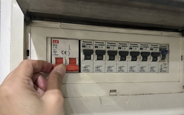 Ra khỏi nhà cả ngày có nên ngắt aptomat tổng không?