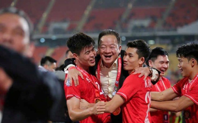 Việt Nam có hai cha con doanh nhân cùng mê bóng đá: Cha là sáng lập tập đoàn lớn, hiện là chủ tịch ngân hàng...con đứng đầu hãng hàng không