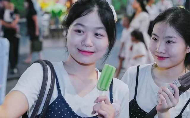Đổ xô xếp hàng ăn kem Tràng Tiền trước ngày đóng cửa