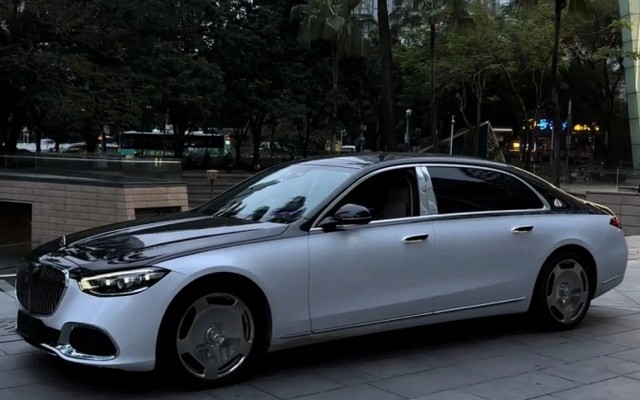 Con trai xấu hổ vì xe điện giá rẻ, bố dùng Maybach 7 tỷ giúp con “ngẩng mặt”: Dùng tiền tỷ giúp con hơn thua, liệu có đúng?
