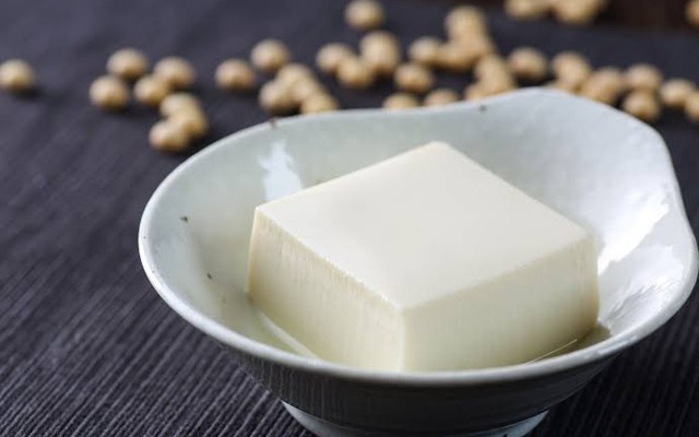 Vì sao đậu phụ càng trắng chưa chắc đã ngon ngậy bổ hơn?