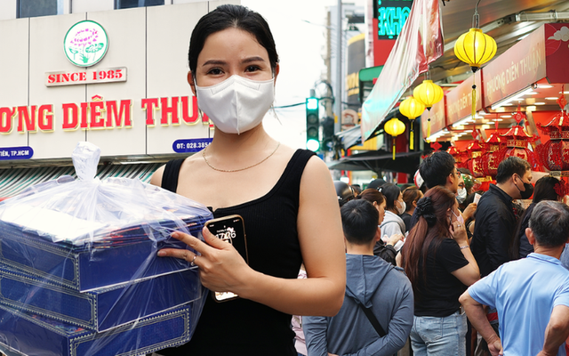 Cảnh tượng đông nghẹt tại một tiệm bánh trung thu nổi tiếng ở TP.HCM: Chờ gần 2 tiếng, xếp hàng lại 3-4 lần mới mua đủ số lượng