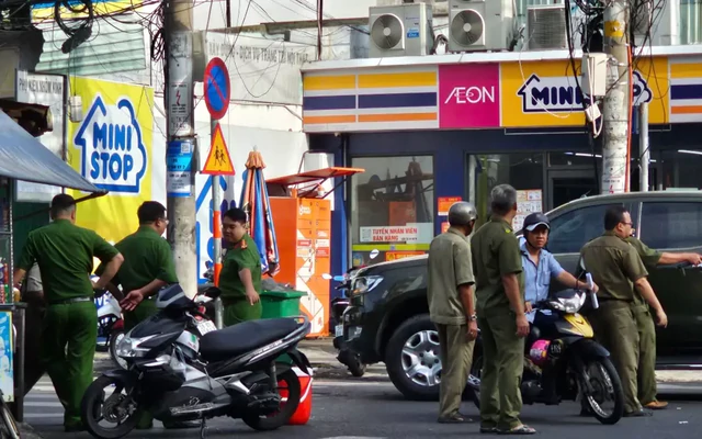Cháy khách sạn ở TPHCM, nhiều người mắc kẹt