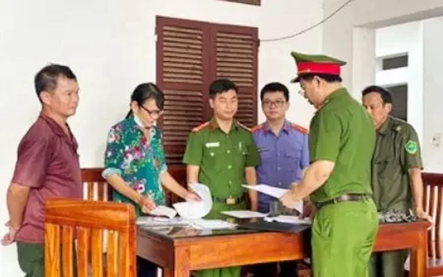 Khởi tố nguyên bí thư và trưởng thôn bán đất trái thẩm quyền