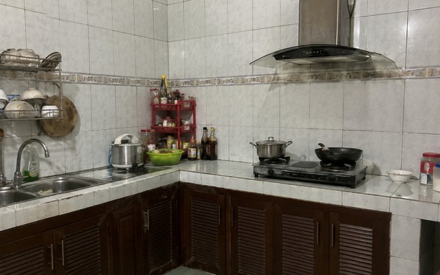 Vì sao ngày càng nhiều gia đình không còn ốp gạch kín tường bếp? 1 cách làm giúp bếp thoáng mắt, dễ vệ sinh đang trở thành xu hướng mới