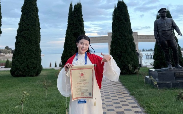 Nghệ sĩ đàn bầu Vân Trung giành Giải Ba tại Cuộc thi Âm nhạc Truyền thống quốc tế ở Kyrgyzstan